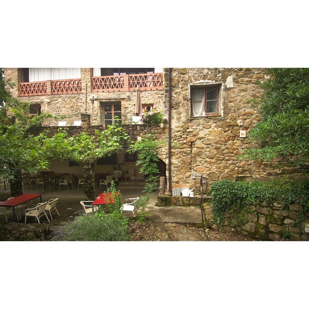 Alojamiento rural con camino y jardines (variación 2)