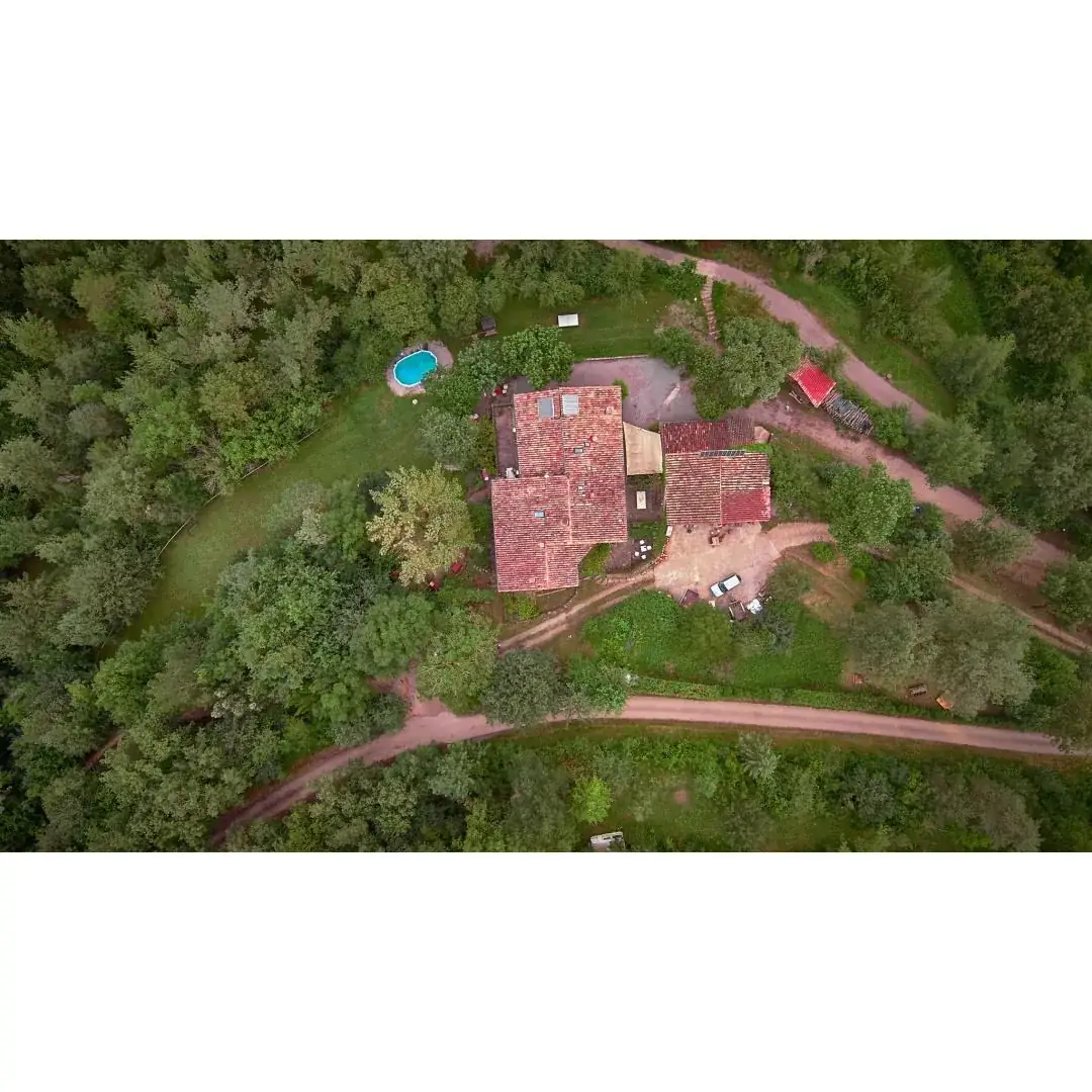 Alojamiento rural con camino y jardines (variación 3)