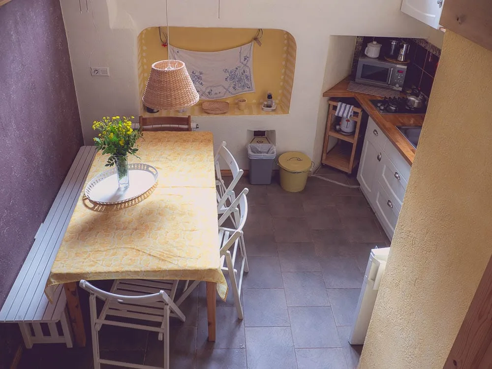 Apartamento de casa rural con cocina y comedor equipados, fotografía profesional de interior