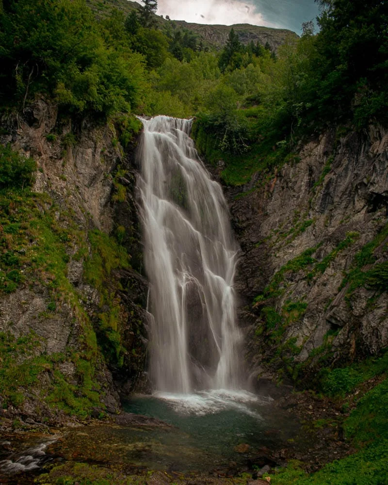 Cascada en el bosque cerca de casa rural en Cataluña, entorno natural para actividades de senderismo