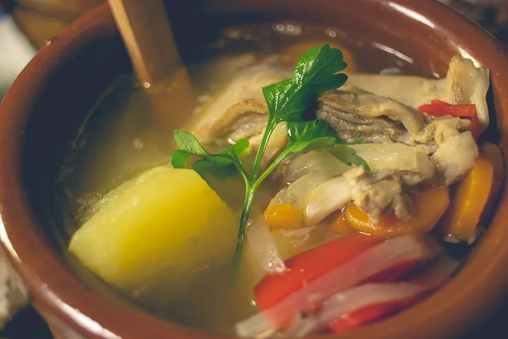 Cocina típica de puchero de montaña en casa rural, gastronomía tradicional catalana fotografiada profesionalmente