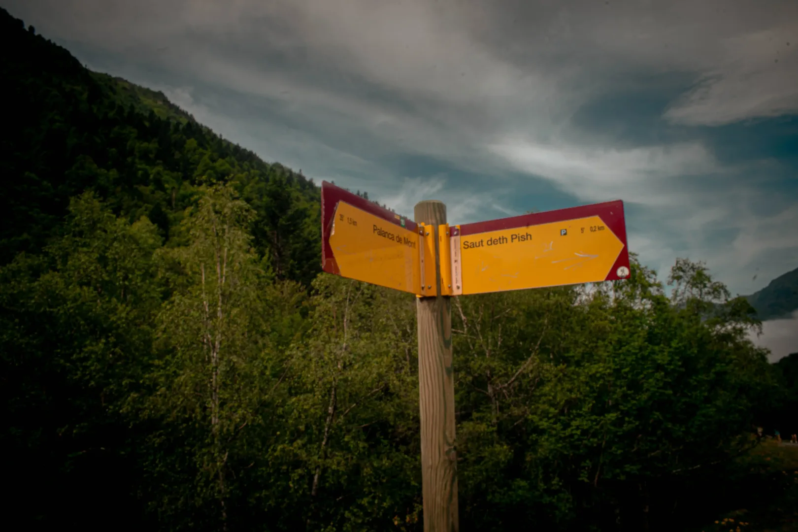 Cruce de senderos de montaña cerca de casa rural en Cataluña, rutas de senderismo para huéspedes