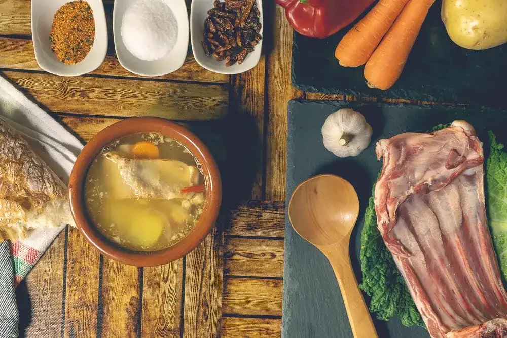Experiencia gastronómica en casa rural, plato típico catalán fotografiado para promoción del alojamiento