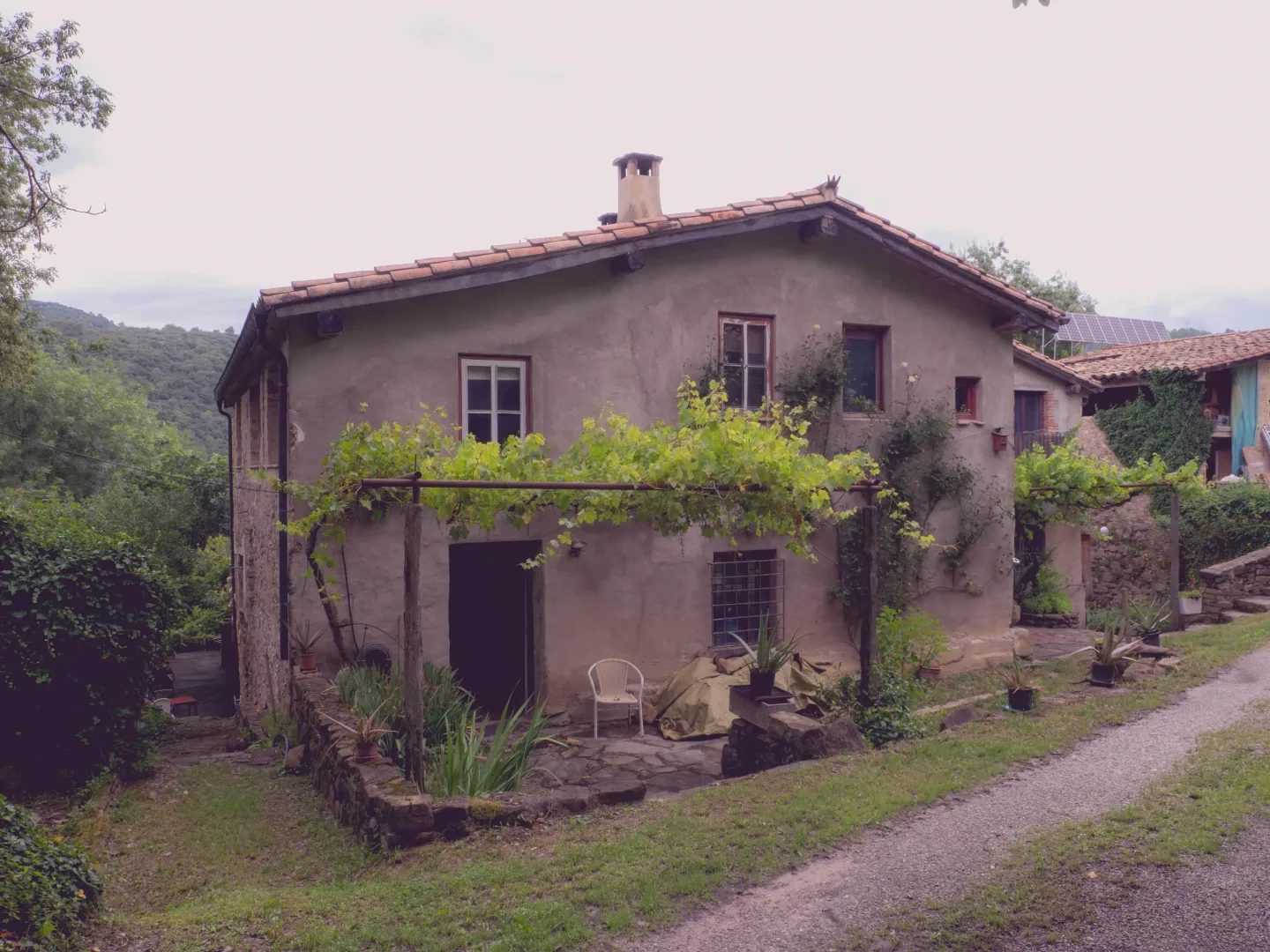 Fachada exterior de masía y casa rural en Cataluña fotografiada profesionalmente para aumentar reservas