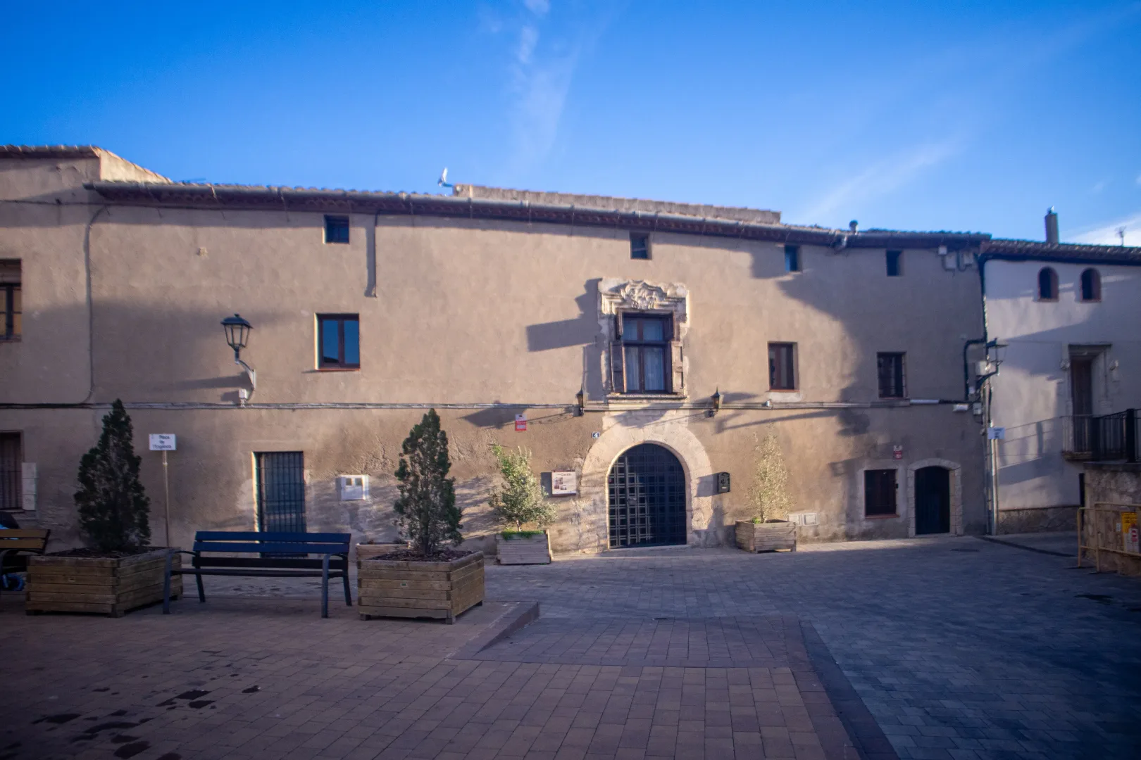 Fachada de pueblo rural