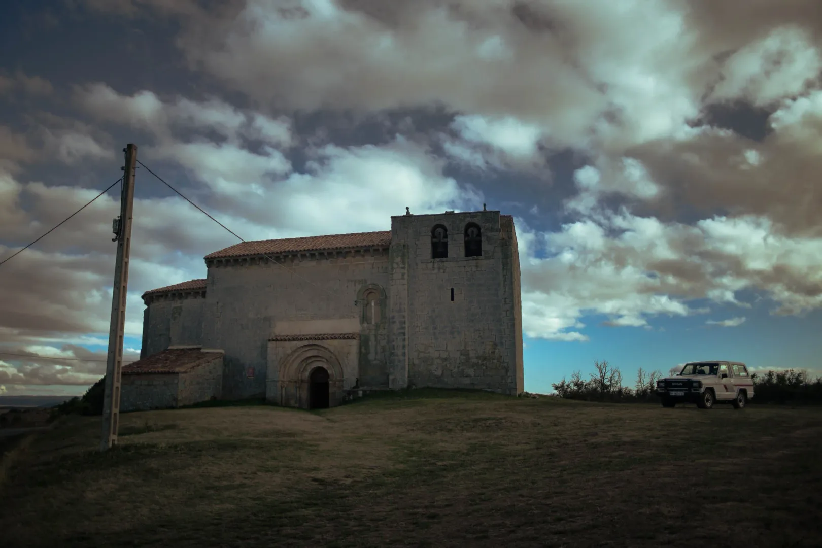 Iglesia románica solitaria en entorno natural de montaña cerca del alojamiento rural en Cataluña