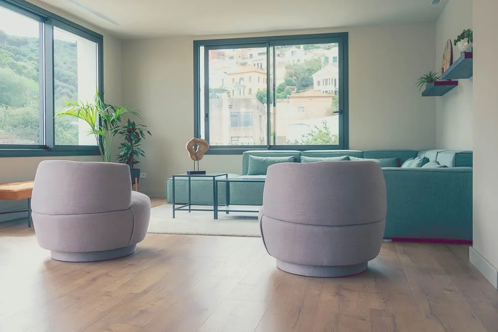 Fotografía profesional de interior de casa rural en Cataluña, salón con luz natural optimizado para Booking