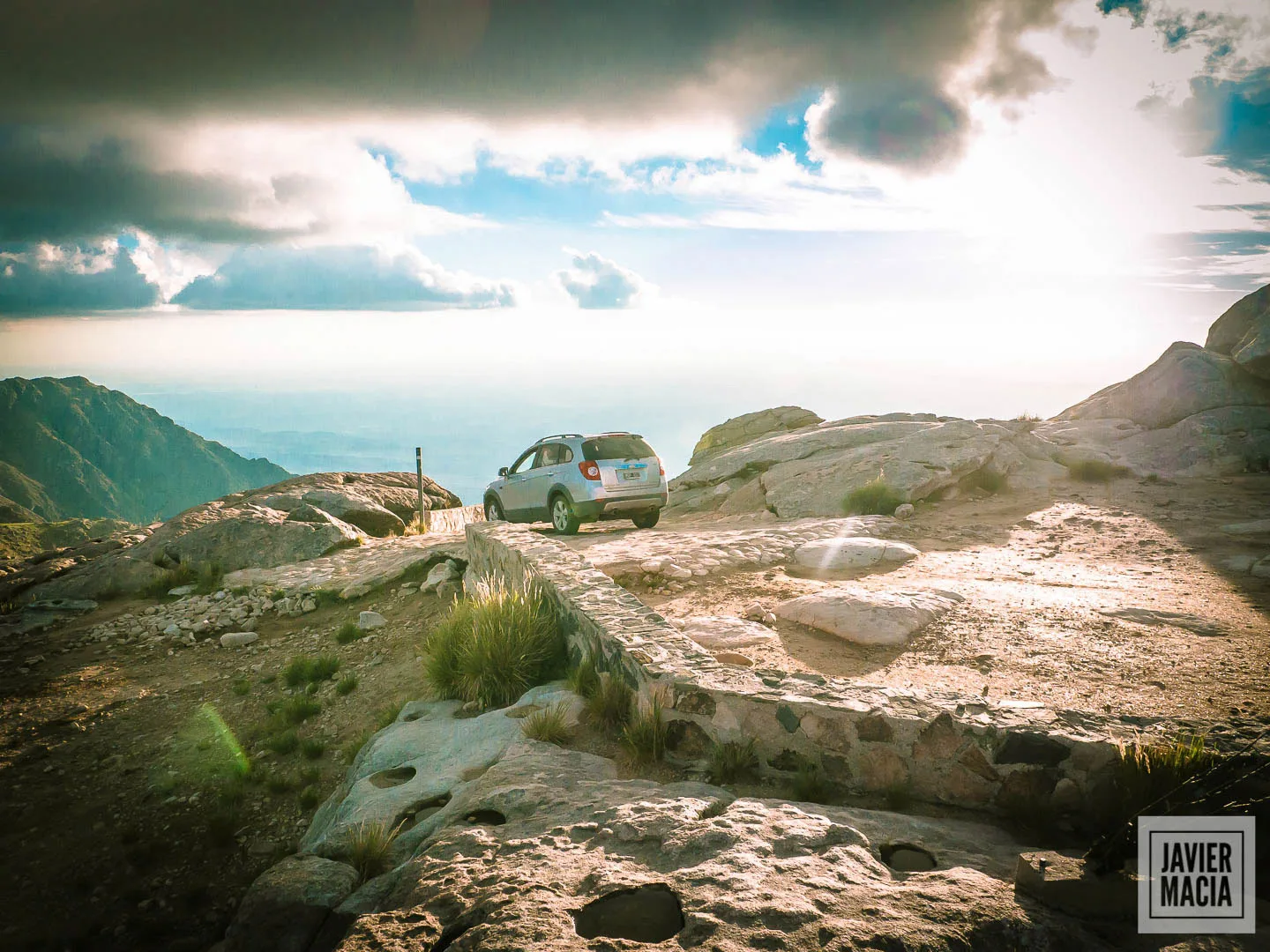 Coche todoterreno en ruta de montaña junto a casa rural, fotografía de rutas y senderismo en Cataluña