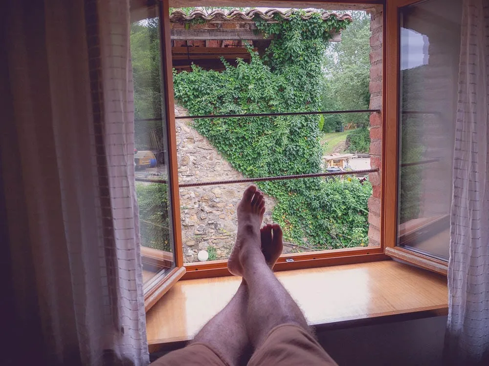 Sesión de fotografía lifestyle en alojamiento rural, huéspedes disfrutando la experiencia para contenido Airbnb