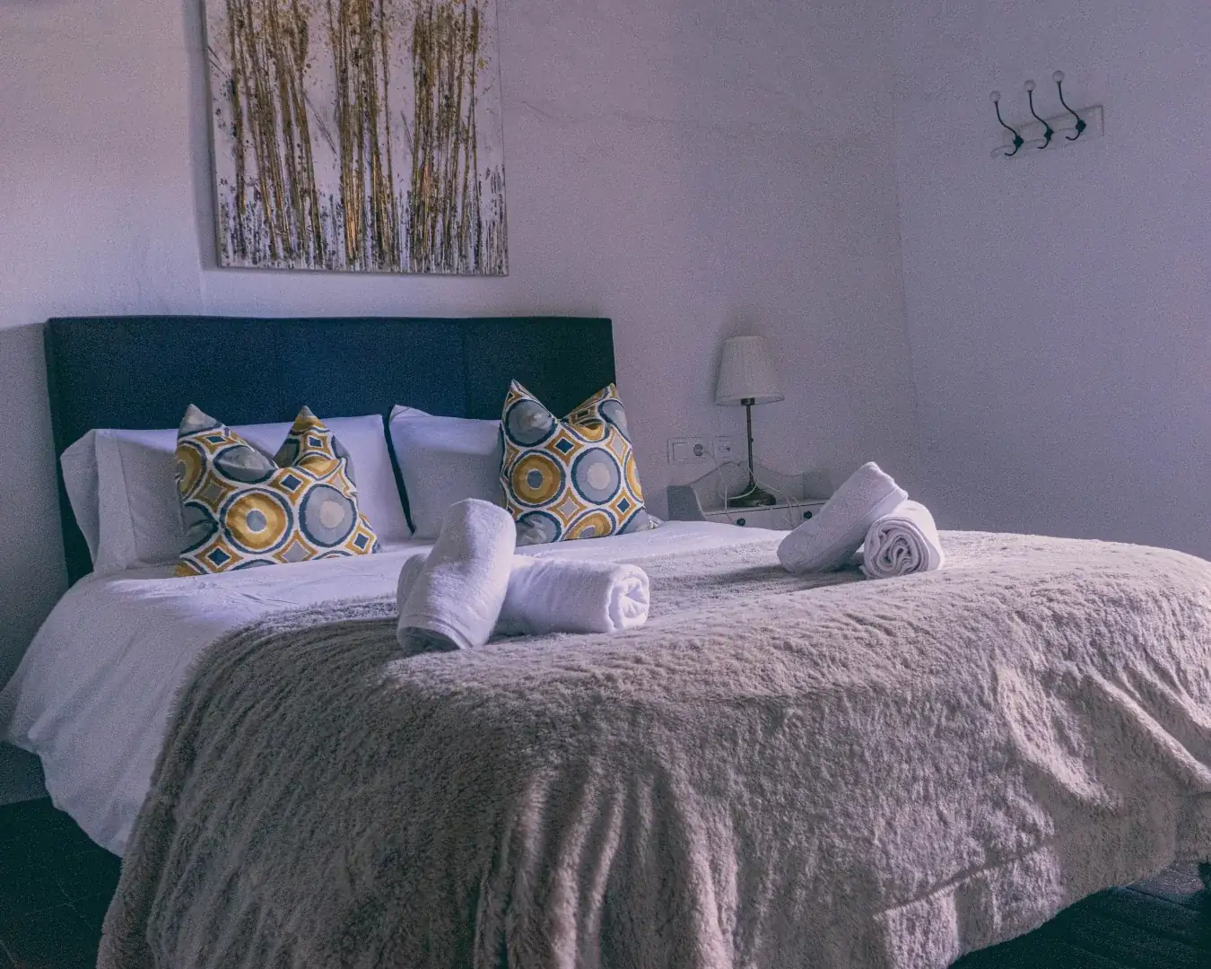 Suite confortable de casa rural con ropa de cama de calidad, fotografía profesional para Booking y Airbnb